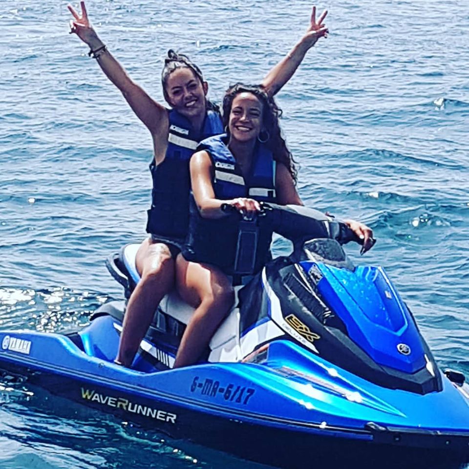 Jet-Ski-Moto-de-agua-con-chicas