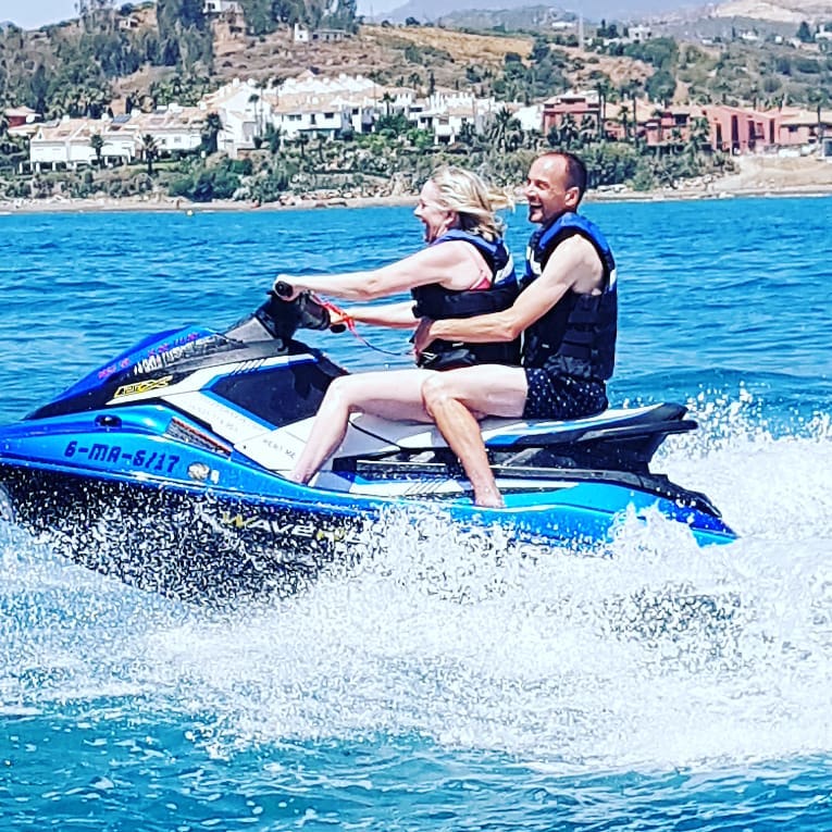 Jet-Ski-Motos-andando-con-pareja